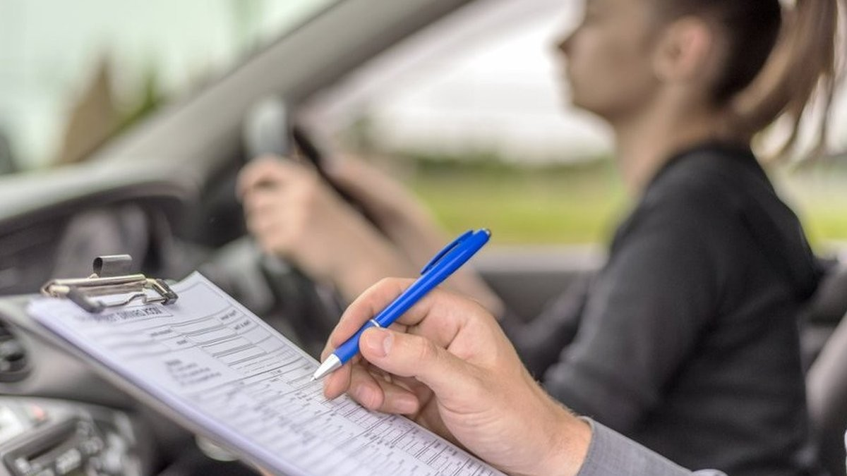 UK to Hire Hundreds of Driving Examiners to Cut Test Wait Times